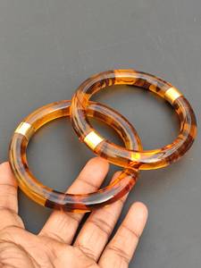 Brazalete Artesanal Moderno de Resina de Tortuga con Unión de Latón y Acrílico Ámbar Transparente, Apilable, Joyería Minimalista para Mujer - Product Image 2