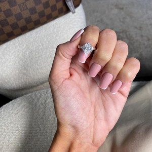 Anillo de Compromiso con Diamante Cultivado en Laboratorio de Corte Ovalado de 2.50 Quilates y Tres Piedras para Mujer |   Anillo de Boda con Halo Oculto, Chapado en Oro de 18K - Product Image 3