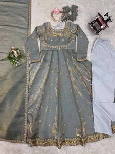 Ensemble de mariage indien gris en soie Fandy brodée, style Anarkali, avec dupatta et pantalon, longueur genou, séchage rapide - Product Image 1