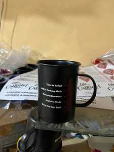 แก้วกาแฟโลหะสีดำพร้อมลายพิมพ์ตัวอักษร ดีไซน์สร้างสรรค์ แปลกใหม่ เหมาะสำหรับการตั้งแคมป์ ความจุ 450 มล. พร้อมหูจับ มีสินค้าในสต็อก - Product Image 1