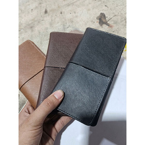 Portefeuille long en cuir texturé Saffiano pour homme avec plusieurs emplacements pour cartes et fenêtre transparente pour carte d'identité, disponible en plusieurs couleurs - Product Image 3