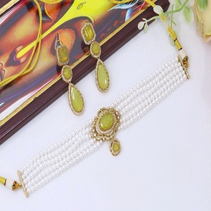 Parure Collier Ras-du-Cou et Boucles d'Oreilles en Plaqué Or de Haute Qualité avec Pierres Moissanite et Perles, Collection Mariage pour Femme - Product Image 3