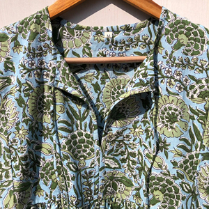Vestido estilo maxi indio hecho a mano, de seda vintage reciclada multicolor con estampado floral, largo hasta la rodilla, para venta al por mayor. - Product Image 1