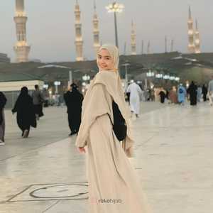 Abaya longue Zamzam Industriumrah Hijab beige à manches longues et col montant, robe modeste unie en rayonne légère et respirante, coupe ample - Product Image 3