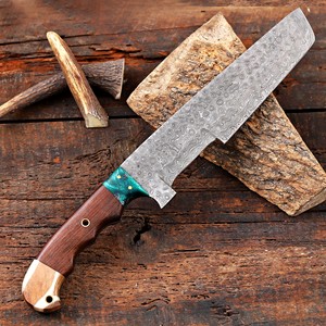 มีดแทร็คเกอร์ใบมีดเหล็กดามัสกัสทำมือพร้อมปลอก - มีดลายหยดน้ำแบบฟูลแทงก์พร้อมด้ามไม้พะยูงและเรซิ่น - Product Image 4