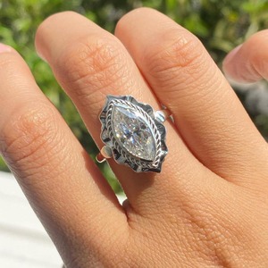 Anillo de compromiso con diamante cultivado en laboratorio Marquise, anillo de boda con bisel de cuerda vintage, anillo artesanal de estilo antiguo. - Product Image 2