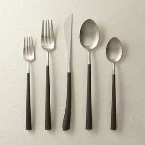 Service de couverts en laiton martelé à bords biseautés, en acier argenté poli miroir avec poignées dorées au toucher - Product Image 3
