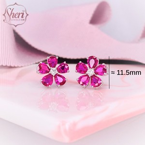 Boucles d'oreilles clous pour femme Sheri Jewels en or blanc massif 18 carats, forme fleur 5 feuilles, serties de rubis naturels, diamants et perles - Anniversaire - Product Image 2