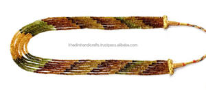 Collier chic en perles de verre avec un design multicolore et une texture lisse, idéal pour la mode moderne et les tenues audacieuses - Product Image 4