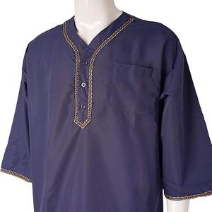 Thobe bleu marine brodé avec motif imprimé, manches courtes, style traditionnel, robe arabe pour homme, style Dubaï, Al Daffah. - Product Image 3
