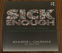 Livre « Sick Enough » en édition brochée par Jennifer Gaudiani, guide de référence sur les troubles alimentaires, les soins médicaux et la récupération