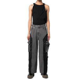 Pantalon cargo en jean pour homme personnalisable en gros, coupe ample, denim délavé, avec empiècements latéraux en maille et poches cargo - Product Image 4