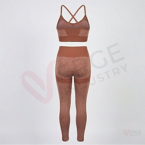 Conjunto de yoga de 2 piezas para mujer, top corto sin costuras con tirantes cruzados y leggings de cintura alta, estampado marrón - Product Image 2