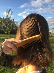 Peignes à cheveux faits à la main en bois de Neem à dents fines, qualité export, pour salon et usage domestique, avec logo personnalisé et manche en bambou - Product Image 2