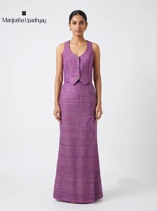 Ensemble coordonné élégant pour femme, sans manches, avec veste boutonnée et jupe longue maxi, tenue tendance en deux pièces, disponible en différentes tailles - Product Image 2