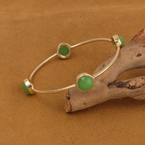 Bracelet minimaliste en prehnite plaqué or, fait main, avec pierre précieuse ronde, pierre de naissance d'août, bijou statement, cadeau pour maman - Product Image 2