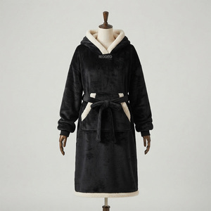 Bata de Forro Polar Negra con Capucha para Mujer, Manga Larga con Cinturón y Bolsillos, Color Sólido, Ropa Casual de Invierno, 100% Algodón Forrado, Estilo Urbano - Product Image 1