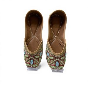 Chaussures fantaisie pour femmes en cuir véritable faites à la main, tendance traditionnelle, design brodé personnalisé, chaussures de fête élégantes du Rajasthan - Product Image 1