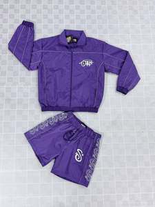 ชุดเซ็ตเสื้อแจ็คเก็ตและกางเกงขาสั้นกันลมสองชิ้นสำหรับผู้ชาย ผลิตจากโพลีเอสเตอร์/ไนลอน เป็นมิตรต่อสิ่งแวดล้อม สวมใส่สบาย พร้อมซิป - Product Image 1