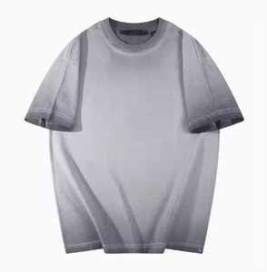 เสื้อยืดผู้ชายทรงสลิมฟิต ผ้าฝ้าย 100% คอวี ล้างสีแบบแอซิดวอช สวมใส่สบาย ระบายอากาศได้ดี เป็นมิตรกับสิ่งแวดล้อม แห้งเร็ว แฟชั่นทันสมัย สำหรับตลาดอเมริกา - Product Image 2
