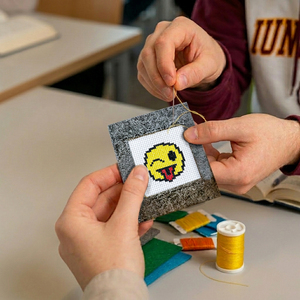 Kit de Bordado Moderno, Lindo Kit de Porta Tarjetas de Punto de Cruz con Material de Fieltro Suave y Accesorios - Product Image 4