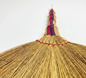 Mini Escoba Ecológica, Duradera, Clásica, Hecha a Mano con Material Natural de Plantas, Cerdas de Fibra de Palma sin Aditivos, Mango de Bambú, para Pisos y Exteriores - Product Image 2