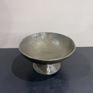 Plateau de design artisanal moderne en aluminium avec finition dorée, design multi-usages et revêtement élégant - Product Image 3