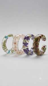 Brazalete de resina transparente con flores secas amarillas y naranjas, brazalete ancho de acrílico para mujer - Product Image 2