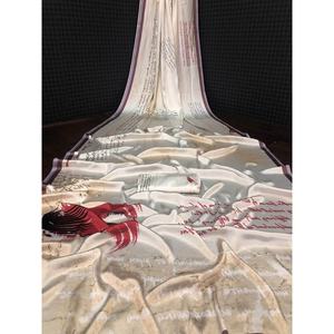 CRÉATEUR SOFT SILK 4D EFFET DIGITAL IMPRIMÉ SAREE AVEC CHEMISIER NON COUDU BLANC CASSÉ - Product Image 1