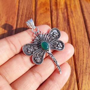 Colgante de mariposa natural de latón con piedra preciosa para sanación de chakras, mindfulness y como regalo. Disponible al mejor precio desde India. - Product Image 1