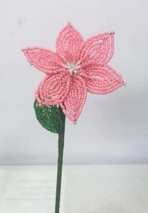 Artisanat de fleurs perlées avec pétales roses et feuilles vertes pour une utilisation décorative, style simple, art de jardin - Product Image 2