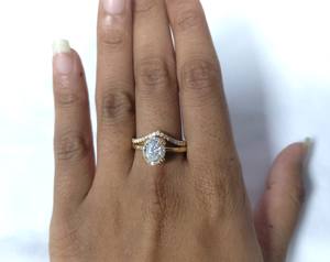 Lurba Jewels - Conjunto de Anillos de Compromiso y Boda Cristianos con Moissanita Ovalada de 2 Quilates, Oro Amarillo Sólido de 14k, Engaste de Garras, Diseño Moderno - Product Image 4