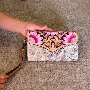 Cartera de Mano de Cuero Venus, Diseño de Lujo, Tallada a Mano, con Protección RFID, Gran Capacidad, Cierre de Botón - Product Image 1