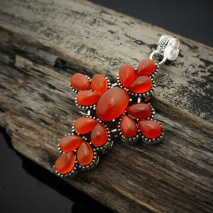 Pendentif croix en ambre plaqué argent – Collier religieux avec pierre précieuse orange – Bijoux de style vintage - Product Image 2