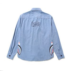 เสื้อเชิ้ตยีนส์ผู้ชายมีกระเป๋าและโลโก้ Wgm สไตล์วินเทจลำลอง แขนยาว ติดกระดุม ทรงลำลองสำหรับฤดูร้อน ปรับแต่งได้ - Product Image 4