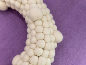 Guirlande de Noël en feutre et laine blanche avec pompons en feutre pour l'hiver - Product Image 6