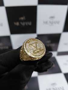 แหวนตราสัญลักษณ์ดีไซเนอร์ เครสต์  แหวนค็อกเทลเงินแท้ 925 ประดับมอสซาไนต์ - Product Image 3