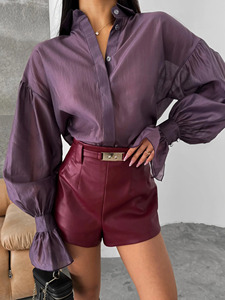 Shorts en similicuir taille haute pour homme avec doublure en soie, en cuir écologique rouge, décontractés pour les fêtes, coupe-vent, avec fermeture boutonnée et logo frontal - Product Image 5