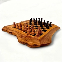 Jeu d'échecs artisanal en bois à bord naturel avec plateau au design organique unique et pièces sculptées – Élégant jeu de stratégie pour le plaisir en famille