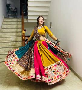 Lehenga de algodón muselina con estampado digital de diseñador y trabajo de espejo, con blusa y dupatta, conjunto de Lehenga Choli para Navratri. - Product Image 1