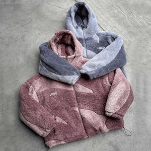 Sudadera con capucha para hombre de forro polar Sherpa esponjoso con cremallera completa, con diseño de bloques de color y patchwork, y parches de logotipo bordados personalizados, con diseño de máscara facial - Product Image 4