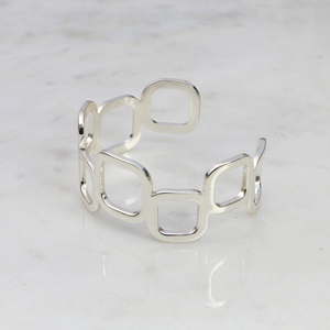 Bracelet manchette en laiton à maillons carrés géométriques - Jonc ouvert plaqué argent poli pour femme, bijou moderne et minimaliste - Product Image 5