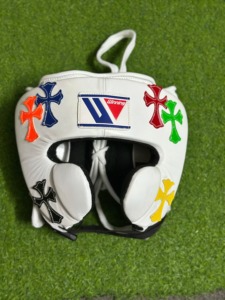 Casco de Boxeo Winning, de Cuero Blanco con Cruces Coloridas, Ajustable, Ligero, Ecológico, con Logotipo Personalizable, Protector para Adultos - Product Image 1