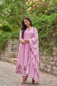 Conjunto Tradicional Indio-Pakistaní de Salwar Kameez Rosa para Fiesta con Bordado Floral, Corte Regular y Secado Rápido - Product Image 5