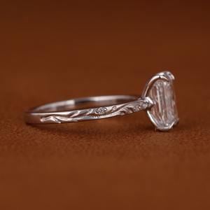 Anillo de Compromiso con Diamante Cultivado en Laboratorio VVS Personalizado, Certificado por IGI, Oro Sólido de 14K, Corte Esmeralda HPHT, Estilo Clásico con Engaste de Puntas - Product Image 6