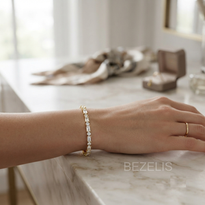 Bracelet tennis maître exquis en diamants de laboratoire de qualité supérieure, avec émeraudes et pierres taillées rondes, au design à pierres alternées, poids total en carats sélectionné - Product Image 5