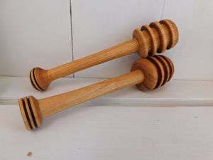 Cuchara de madera de mango largo para servir miel en botellas y utensilios de cocina de madera natural. - Product Image 6