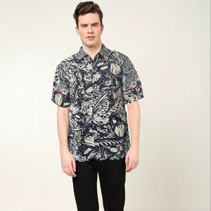 Camisa clásica para hombre, negra, de poliéster, con estampado floral, diseño de corte regular, con cuello de camisa y mangas cortas para uso casual. - Product Image 1