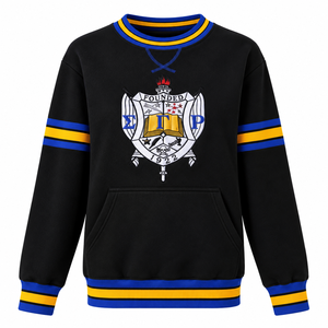 เสื้อสเวตเชิ้ตคอกลมมีกระเป๋าปักตราสัญลักษณ์ Sigma Gamma Rho สีดำ พร้อมขอบยางยืดลายทางสีน้ำเงินกรมท่าทอง สำหรับเครื่องแต่งกายชมรมนักศึกษากรีก - Product Image 3
