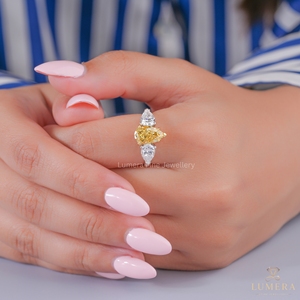 แหวนเพชรทรงหยดน้ำสีเหลืองแฟนซี 3.74 กะรัต ได้รับการรับรองจาก IGI จาก LUMERA FINE JEWELLERY แหวนหมั้นเพชรสามเม็ด - Product Image 5